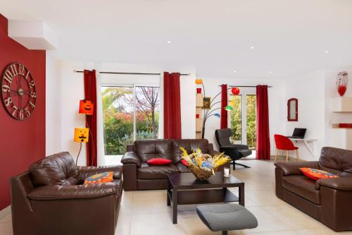 - un salon avec des canapés en cuir et une table dans l'établissement Sumptuous House Of 120m With Garden And Jacuzzi, à Carcassonne