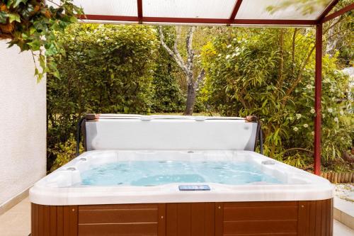 une baignoire jacuzzi sur la terrasse dans l'établissement Sumptuous House Of 120m With Garden And Jacuzzi, à Carcassonne