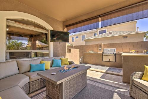 Ein Sitzbereich in der Unterkunft Phoenix Retreat with Pool, Spa and Theater Room