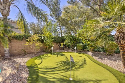 Ein Garten an der Unterkunft Phoenix Retreat with Pool, Spa and Theater Room
