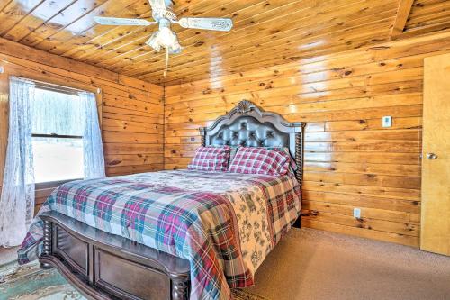 Postel nebo postele na pokoji v ubytování Bemus Point Retreat about 3 Mi to Chautauqua Lake