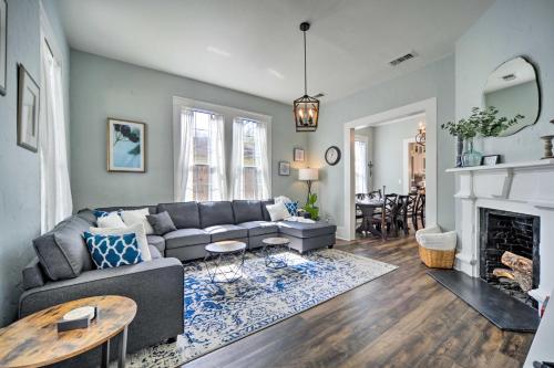 Χώρος καθιστικού στο Spacious Abode, Walk to Texas Heroes Square!