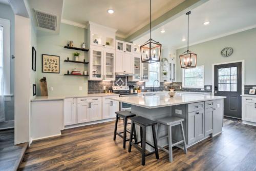 Η κουζίνα ή μικρή κουζίνα στο Spacious Abode, Walk to Texas Heroes Square!