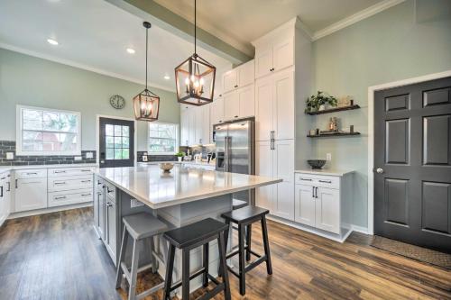 Η κουζίνα ή μικρή κουζίνα στο Spacious Abode, Walk to Texas Heroes Square!