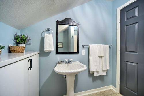 Ένα μπάνιο στο Spacious Abode, Walk to Texas Heroes Square!