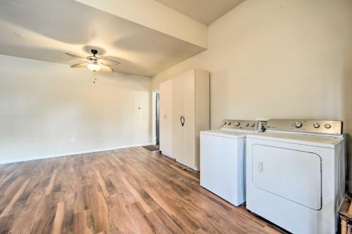 Φωτογραφία από το άλμπουμ του Spacious Abode, Walk to Texas Heroes Square! σε Gonzales