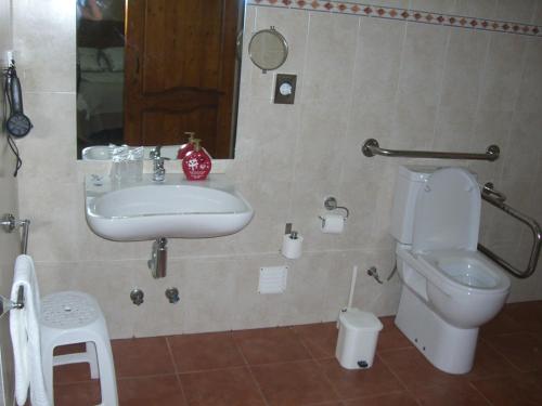 Bilik mandi di Hotel O Gadanha
