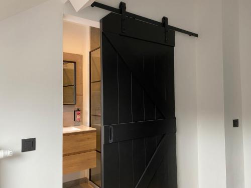 ウッファリーズにあるRouleur Houffalizeのバスルーム(洗面台付)の黒いドア