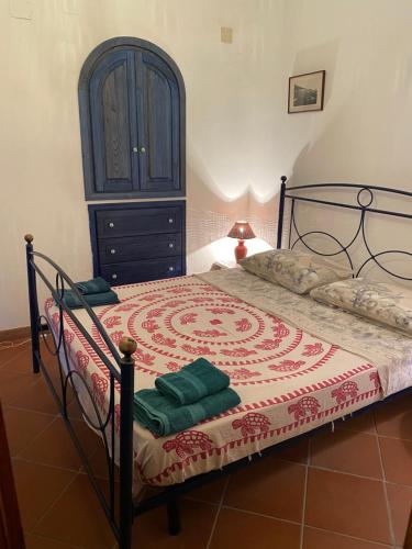 ストロンボリにあるSchicciolinaのベッドルーム1室(青いドレッサー付きのベッド1台、ベッドサイドサイドサイドサイドサイドサイドサイドサイドサイドサイドサイドサイドサイドサイドサイドサイドサイドサイドサイドサイドサイドサイドサイドサイドサイドサイドサイドサイドサイドサイドサイドサイドサイドサイドサイドサイドサイドサイドサイドサイドサイドサイドサイドサイドサイドサイドサイドサイドサイドサイドサイドサイドサイドサイドサイドサイドサイドサイドサイドサイドサイドサイドサイドサイドサイドサイドサイドサイドサイドサイドサイドサイドサイドサイドサイドサイドサイドサイドサイドサイドサイドサイドサイドサイドサイドサイドサイドサイドサイドサイドサイドサイドサイドサイドサイドサイドサイドサイドサイドサイドサイドサイドサイドサイドサイドサイドサイドサイドサイドサイドサイドサイドサイドサイドサイ