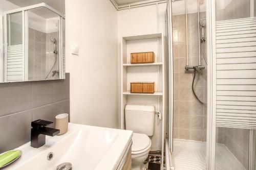 アングレームにあるCentre-ville - calme -proche gareのシャワー、トイレ、洗面台を備えたバスルーム