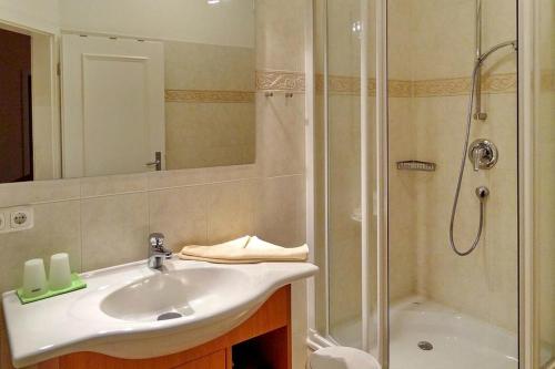 a bathroom with a sink and a shower at Dünenschloss Dünenschloss 1-20 in Kühlungsborn