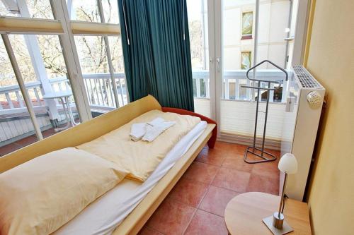 Een bed of bedden in een kamer bij Dünenschloss Dünenschloss 1-16