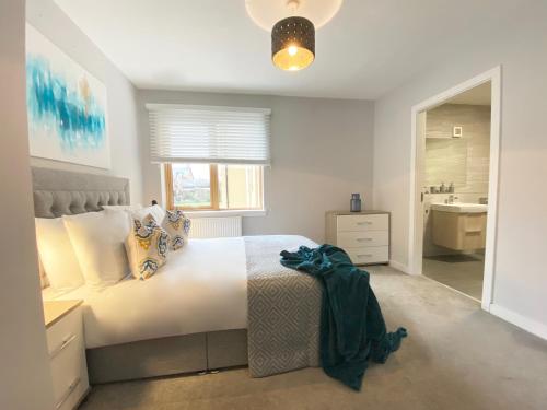 1 dormitorio con 1 cama grande y lavamanos en Bonnie Links, en Prestwick