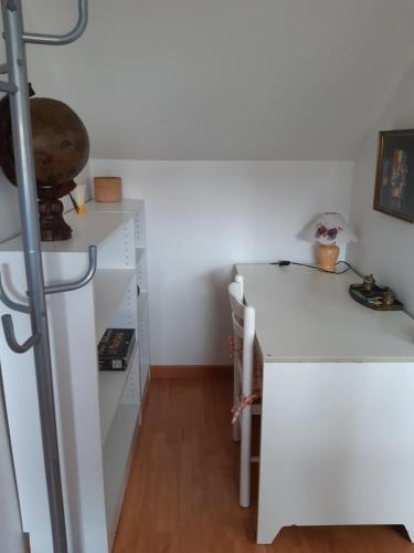 Zimmer mit einer weißen Theke und einem Schreibtisch in der Unterkunft Ravissante suite.chambre d hôte in Saint-Valéry-en-Caux