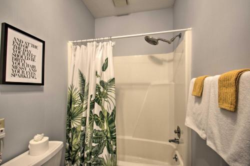 Ванна кімната в Wintergreen Resort Mountain Condo with Pool Access!