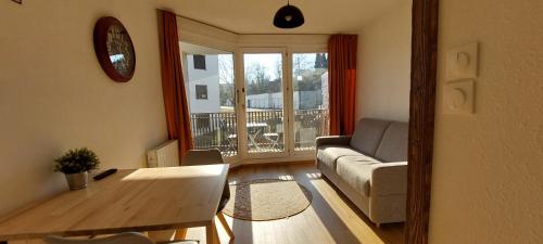 un salon avec un canapé et une table dans l'établissement La Belette, à Gérardmer