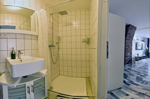 y baño con lavabo y ducha. en Moderne Wohnung Schwarzwald - In bester Lage direkt am Fluss en Bad Wildbad