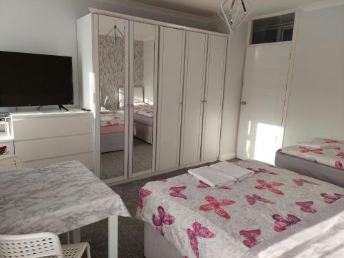 Postel nebo postele na pokoji v ubytování Home accommodation