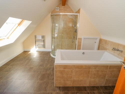 Koupelna v ubytování Oak Cottage