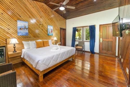 1 dormitorio con 1 cama grande y chimenea en Roatan Yacht Club and Dive Center, en Roatan