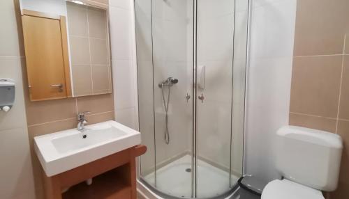 La salle de bains est pourvue d'une douche, d'un lavabo et de toilettes. dans l'établissement Hotel Hebe Peniche, à Peniche