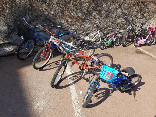 a group of bikes parked next to each other at Les Chants d'Ailes - Hôtel Face Mer in La Turballe