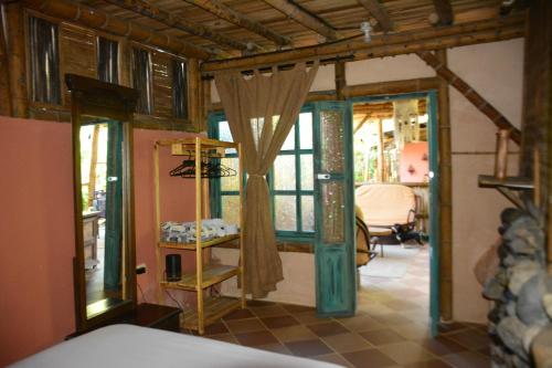 Una cama o camas en una habitación de La Percha Hostal