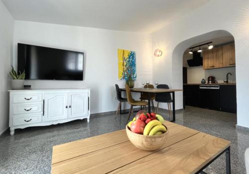 a living room with a bowl of fruit on a table at Apartment Lorun 47 in Tar