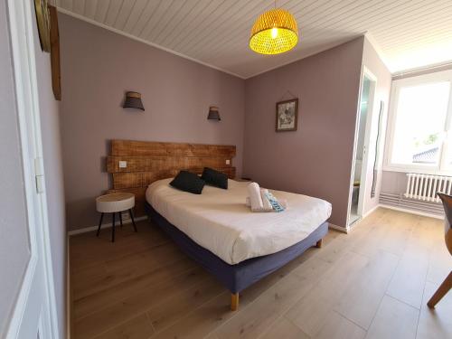 Ένα ή περισσότερα κρεβάτια σε δωμάτιο στο Hotel Les Vieux Acacias