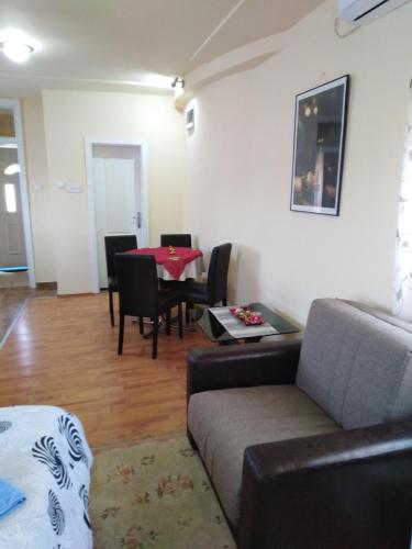 Ruang duduk di Apartman Sasa