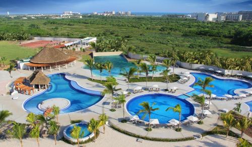 阿卡普尔科Palacio Mundo Imperial Riviera Diamante Acapulco的从空中俯瞰拥有两个游泳池的度假村