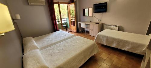 Una cama o camas en una habitación de Hotel Meson de L’Ainsa