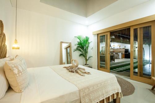 Posteľ alebo postele v izbe v ubytovaní Simple & Magical Villas VILLA SAMBALI