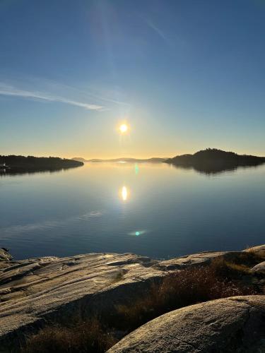 a sun setting over a large body of water at Resö Hamnmagasin vandrarhem in Resö