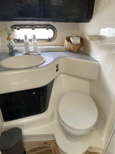 Ванна кімната в ENTIRE LUXURY MOTOR YACHT 70sqm - Oyster Fund - 2 double bedrooms both en-suite - HEATING sleeps up to 4 people - moored on our Private Island - Legoland 8min WINDSOR THORPE PARK 8min ASCOT RACES Heathrow WENTWORTH LONDON Lapland UK Royal Holloway