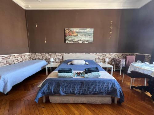 ジェノヴァにあるB&B Piazza della Vittoriaのベッドルーム1室(ベッド2台付)が備わります。壁には絵画が飾られています。