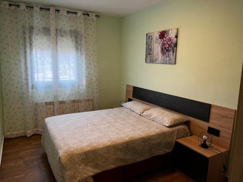 1 dormitorio con cama y ventana en Casa Rural Chincha, en Tragacete