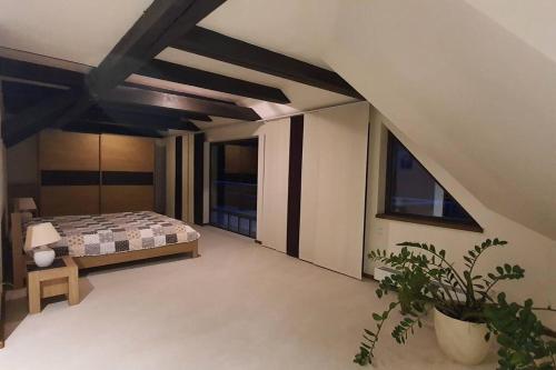 1 dormitorio con 1 cama en una habitación en Beautiful house with fireplace in the most unique place in Latvia en Amatciems