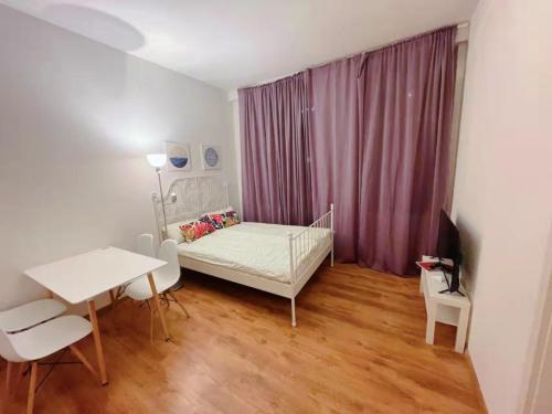 een slaapkamer met een bed, een tafel en een bureau bij Familienfreundliches Apartment im Zentrum für Geschäftsreisen und privat in Dresden