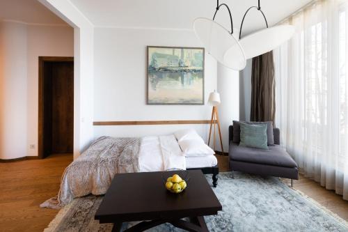 Säng eller sängar i ett rum på Riga Riverside Spacious One Bedroom Apartment