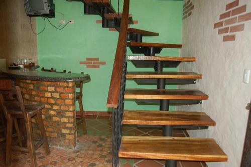 un conjunto de escaleras de madera en una habitación con bar en Cabañas Falconia en Mérida