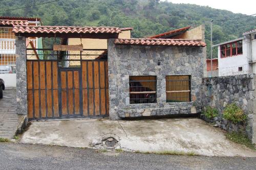 una casa de piedra con una puerta y un edificio en Cabañas Falconia, en Mérida