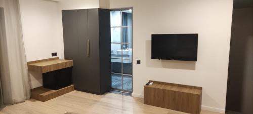 Garden Lounge Hotelにあるテレビまたはエンターテインメントセンター