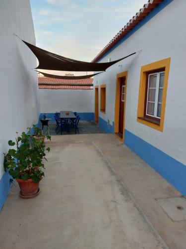 a courtyard of a house with a table and chairs at Casa do Páteo in Vila Nova da Baronia