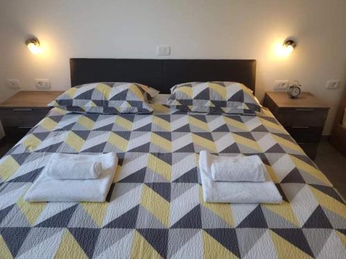 ein Schlafzimmer mit einem großen Bett mit Handtüchern darauf in der Unterkunft Apartma Uhanje pri Božičevih in Ajdovščina