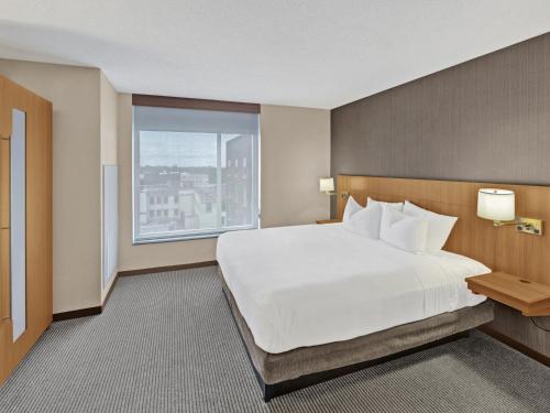Postel nebo postele na pokoji v ubytování Hyatt Place Champaign/Urbana