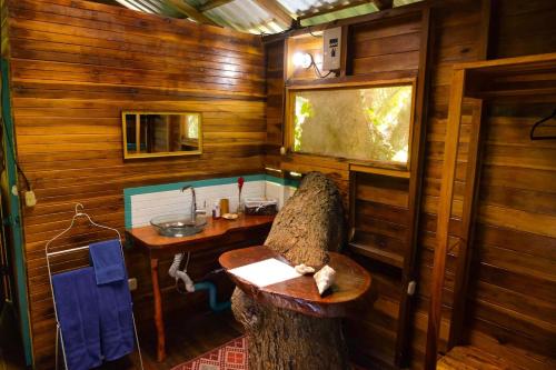 Zimmer mit einem Tisch und einem Waschbecken in einem Zimmer in der Unterkunft Playa Grande Lodge & Tree House in Cahuita