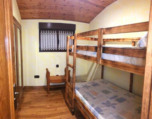 1 dormitorio con 2 literas en una habitación en El Rincón del Único, en Oviñana