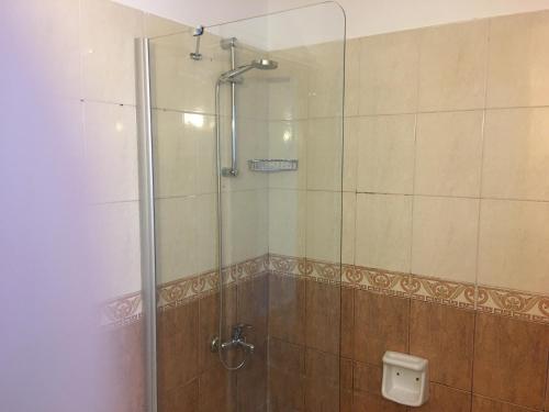 een badkamer met een douche en een toilet. bij Royal Residence Kyrenia in Kyrenia