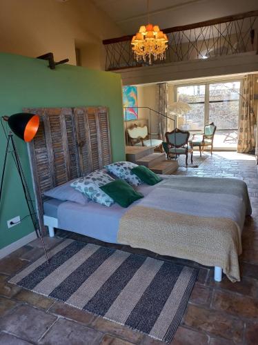 une chambre avec un grand lit et un salon dans l'établissement Mas Luis Alvarez, à La Capelle-et-Masmolène